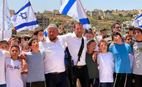 שירת המונים מרגשת במקום הפיגוע
