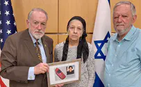 Roths give petition demanding extradition of Tamimi to Huckabee