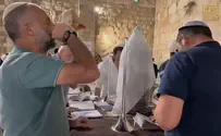 Shofar blasts at the Western Wall