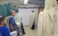Jews in Israel pray and give thanks