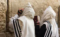 Jews in Israel pray and give thanks
