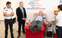 Huckabee visits MDA headquarters and donates blood