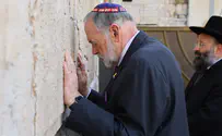 Amb. Huckabee gives thanks at the Western Wall