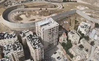 מבנה בלתי חוקי על גדר המערכת בירושלים