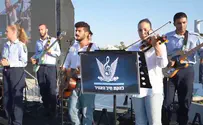 אגם ברגר ניגנה בכינור למסיימי קורס טיס