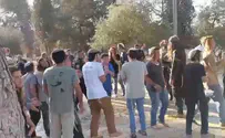 يهود يرقصون ويغنون في باحة المسجد الأقصى