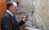 Defense Minister prays at Western Wall on Tisha B'Av