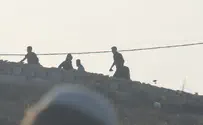 Arabs mob hikers in Binyamin Region