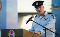 מפקד חיל האוויר מגבה את צוות מסוק הקרב