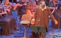ناشطة مؤيدة لفلسطين ترشّ طلاء على مغنٍ إسرائيلي