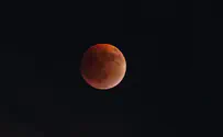 לראשונה מזה 7 שנים: הלבנה בצבע אדום - ליקוי ירח נדיר בישראל