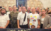 עם אביו של אלון אהל: אלפים התפללו בקבר יוסף
