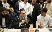 Rabbi Pinto meets wounded soldiers, bursts into tears