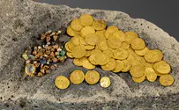 اكتشاف نادر: 97 عملة ذهبية وأقراط عمرها 1400 عام