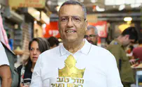 Arnon Busenai Jerusalem mayor surprised by birthday cake at Sukkot market