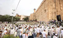 Thousands sing at the Cave of the Patriarchs
