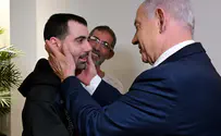 רגע מרגש: בני הזוג נתניהו פגשו את השבים