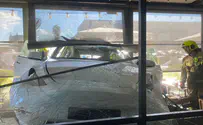 Женщина на Tesla врезалась в кафе в Кфар-Сабе. Один человек погиб
