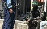 متظاهرون يتنكرون بزي مقاتلي حماس