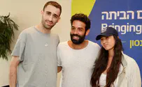 צילום: גיא יחיאלי רביד פלוטניק שר עם החטופים המשוחררים