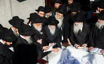 צילום: איציק בלניצקי אלפי פתקים ותפילה אחת בקבר הרבי