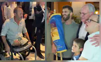 צילום: דודי קפלר Wounded vet and Amb. Leiter dance with the Torah
