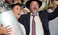 צפו: צביקה הדר והראל סקעת רוקדים עם ספר התורה