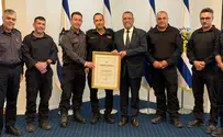 צילום: באדיבות המצלם ירושלים: מחלצי הנער מהעגורן קיבלו תעודת הוקרה