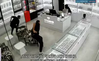 צילומי אבטחה צפו: בן 16 מנע שוד אלים מחנות תכשיטים