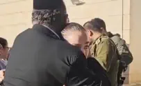 צילום: יוסי ריינר אב חסידי מחבק את בתו לקראת גיוסה למג"ב