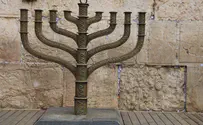 הקרן למורשת הכותל Выживший в плену зажёг первую свечу Хануки у Западной стены