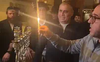 באדיבות המצלם צפו: אלי שרעבי מדליק נר ראשון של חנוכה