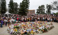 None Former PM John Howard lays flowers at Bondi Beach vigil