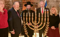 Ma'ayan Toaf/GPO Netanyahu and Huckabee light candles with IDF troops at Western Wall