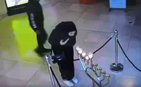 Arab blows out menorah in Tel Aviv mall