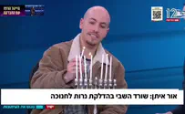 צפו: איתן מור מדליק חנוכייה באולפן החדשות