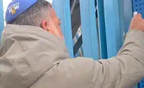 האב השכול קבע מזוזה במתחם אונר"א שנהרס
