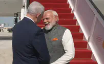 Нетаньяху встретил Моди у трапа самолета. Видео