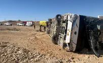 צילום: דוברות מד"א אוטובוס שהסיע חיילים התהפך ליד מצפה רמון