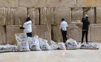 Десятки тысяч молитвенных записок удалены их Западной стены