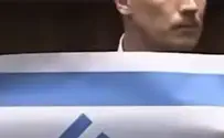 צילום: מתוך היוטיוב Конрад Беркович развернул флаг Израиля - со свастикой!