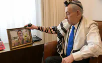 Netanyahu dons tefillin of fallen lone soldier