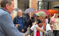 «Я не хочу пожимать своей рукой твою руку!»