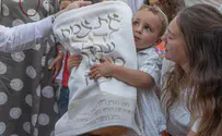 צילום: Chaim Goldberg/Flash90 שקד חיבק את ספר התורה שהוכנס לזכר אביו