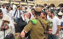צילום: ללא קרדיט Бойцы «Нахаль» получили объятия от рава Леванона