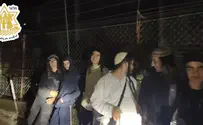 באדיבות המצלם Правые активисты приковала себя к забору на сирийской границе