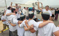 צילום: דוברות המועצה האזורית בנימין הרב איגרא הכניס ספר תורה למעוז צור