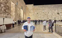 צילום: באדיבות המצלם ספר התהילים באוקראינית הוכנס לכותל