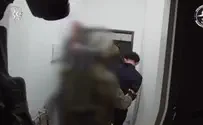 צילום: דוברות המשטרה Watch: Officers surprise fugitive in bed