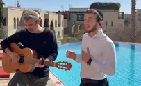 שלום למר שר, אבנר שאקי ליווה בגיטרה